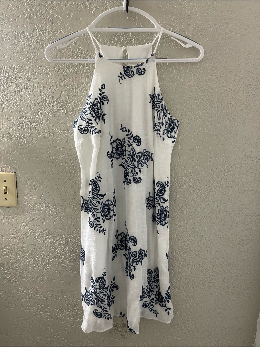 A. Byer Womenโs White Halter Floral Midi Dress withโ Navy Print Medium